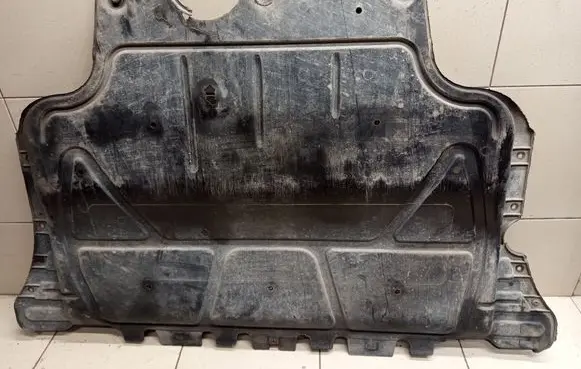 Volkswagen Golf VII Engine splash shield/under tray 5Q0825236