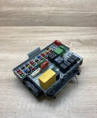 Opel Zafira A Fuse module 24412497