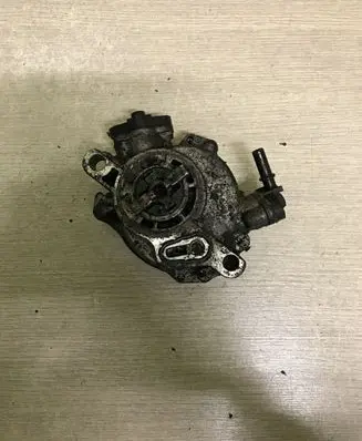 Peugeot 308 Vacuum pump 9804021880