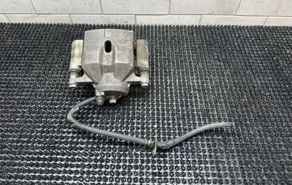 Toyota Prius (XW50) Front brake caliper