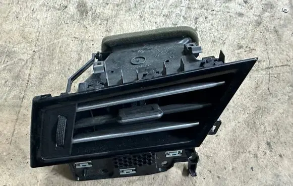 Volkswagen PASSAT B8 Dash center air vent grill 3G1819701