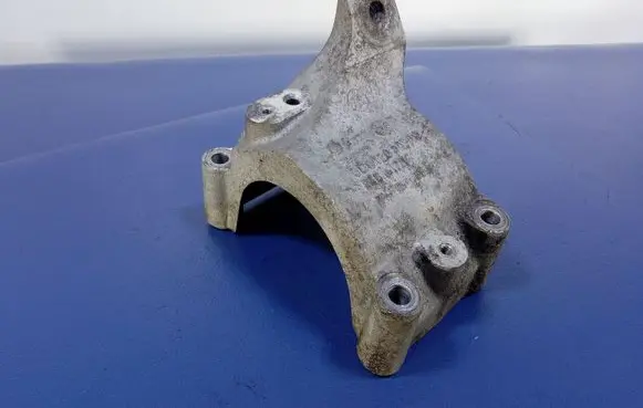 Engine mount vacuum valve