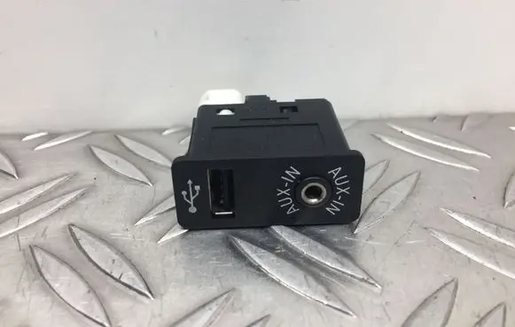 BMW 5 F10 F11 AUX in-socket connector 9237653 84109237653