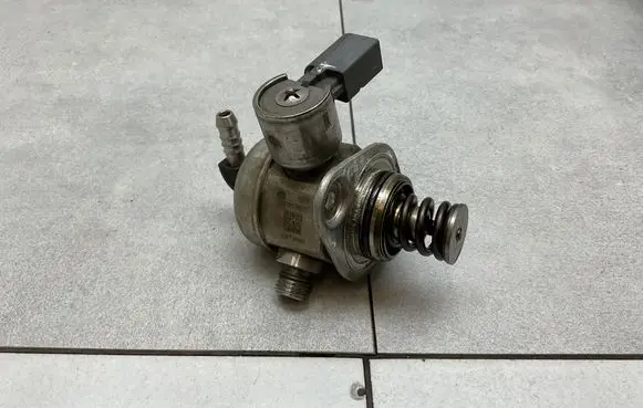 Audi A4 S4 B9 Fuel injection high pressure pump 04E127025D