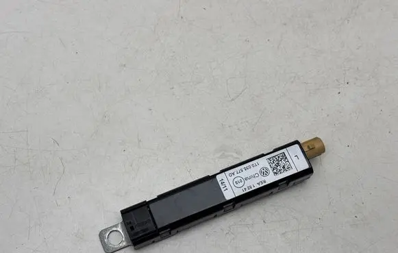 Volkswagen Touran II Aerial antenna amplifier REA15241 1T0035577AD