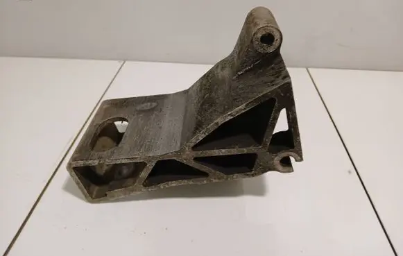 Volvo XC90 Engine mounting bracket 8684381