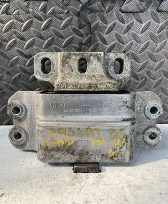 Volkswagen PASSAT B6 Engine mount bracket 3C0199555P