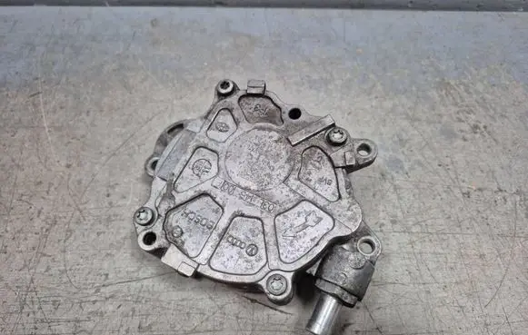 Volkswagen PASSAT B7 Vacuum pump 03L145100F