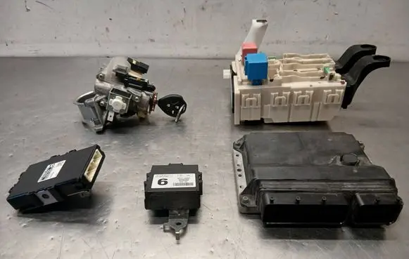 Toyota Avensis T270 Engine control unit/module 8966105E00 MB2753003911 450200204