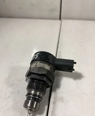 Volvo V70 Fuel pressure regulator 38777576