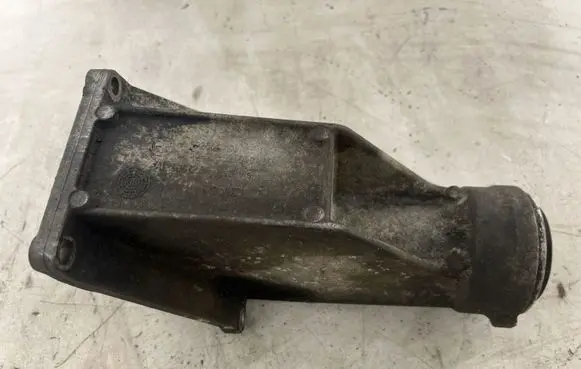 Engine mounting bracket