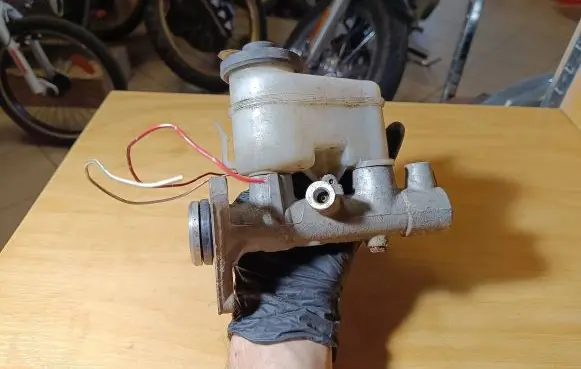Toyota Corolla E110 Master brake cylinder 4722112100