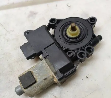 Hyundai i30 Front door window regulator motor 1137328458
