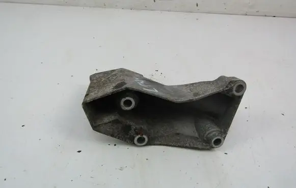 Volkswagen PASSAT B5.5 Engine mounting bracket 