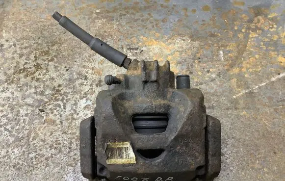 Peugeot 5008 Front brake caliper 60006687R
