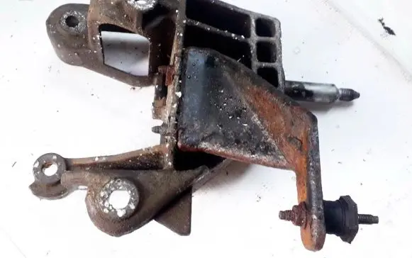 Renault Safrane Engine mounting bracket 