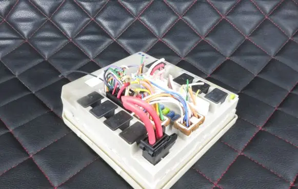 Renault Clio III Fuse box set 674660