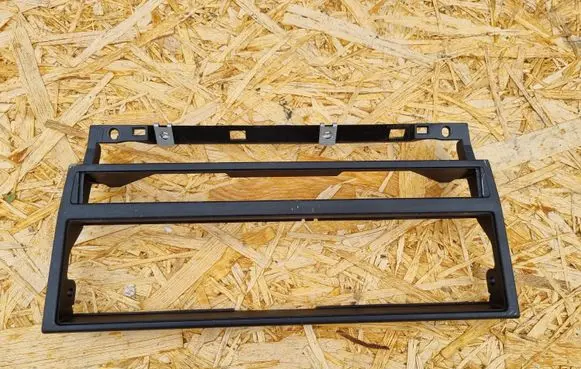 BMW 5 E39 Radio/GPS head unit trim 8247302