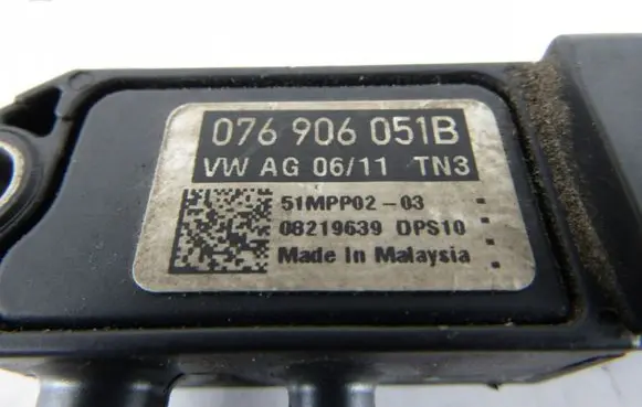 Volkswagen PASSAT CC Oil pressure sensor 076906051B