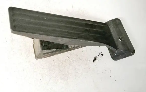 Accelerator throttle pedal