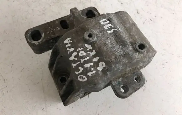 Skoda Octavia Mk1 (1U) Engine mount bracket 1J0199262