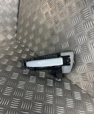 Audi Q3 8U Front door exterior handle/bracket 8U1837885 1471013