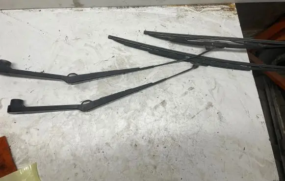 Subaru Forester SH Front wiper blade arm