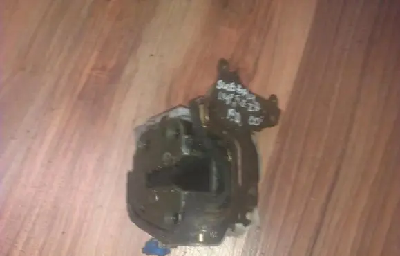 Subaru Impreza I Front door lock