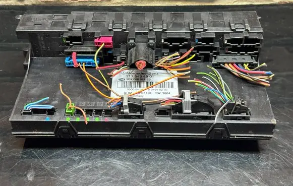 Mercedes-Benz E W211 Fuse module 2115454901 5DK00804725