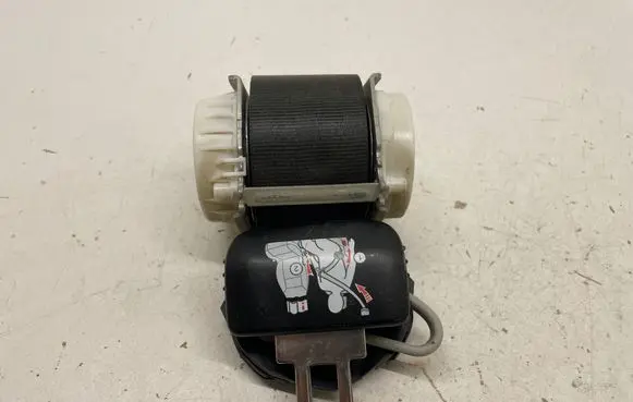Volkswagen Touran II Rear seatbelt 33058836B 1002142121