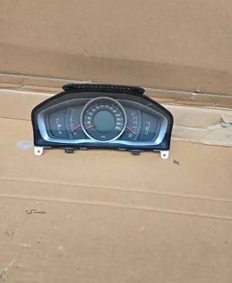 Volvo V70 Speedometer (instrument cluster) 31327745