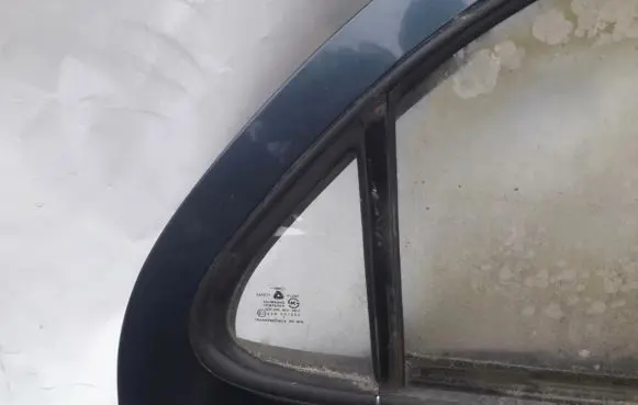 Hyundai Lantra II Rear vent window glass 