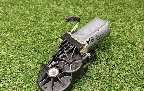 Mercedes-Benz CLS C219 Seat adjustment motor 820591134 0390203211
