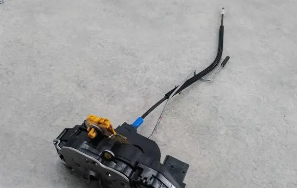 Opel Mokka Front door lock 13579522