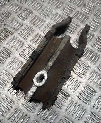 Engine mount bracket