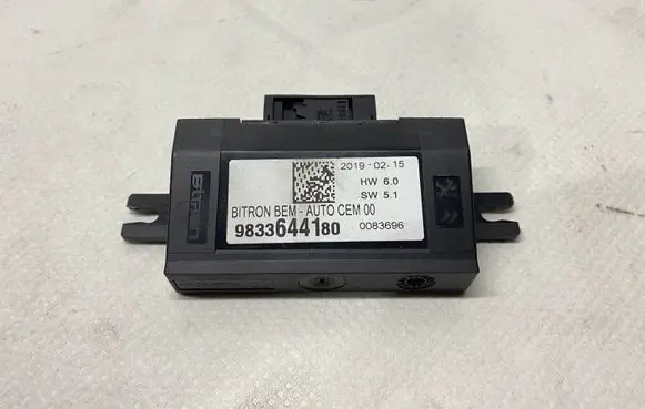 Peugeot 5008 II Door control unit/module 9833644180