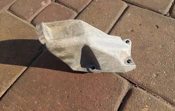 Audi A4 S4 B5 8D Engine mounting bracket 8D0199307H