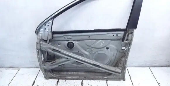 Volkswagen Golf V Front door window/glass frame 