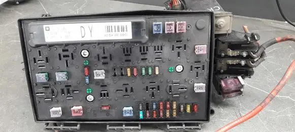 Opel Astra J Relay mounting block 13181658