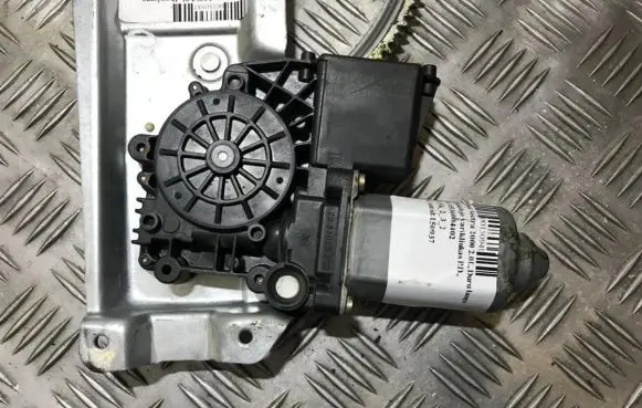 Opel Vectra B Front door window regulator motor 0536004402