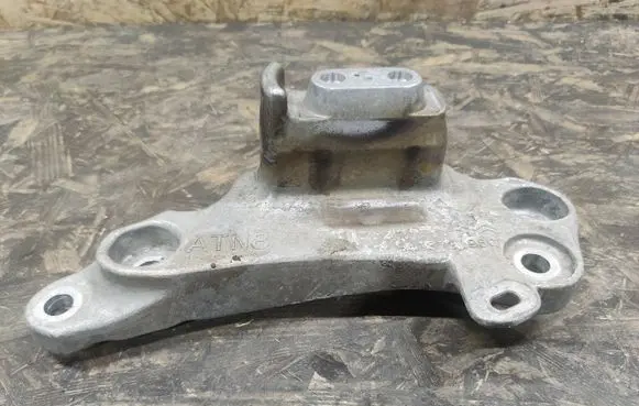 Citroen DS7 Crossback Gearbox mounting bracket 9813721980