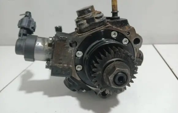 Renault Megane III Fuel injection high pressure pump 0445010250 8201045496