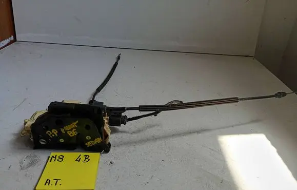 Volkswagen PASSAT B6 Front door lock 3C1837016A