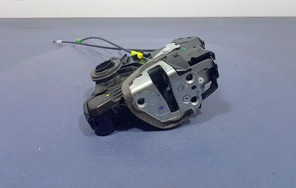 Toyota Auris E180 Front door lock A084219