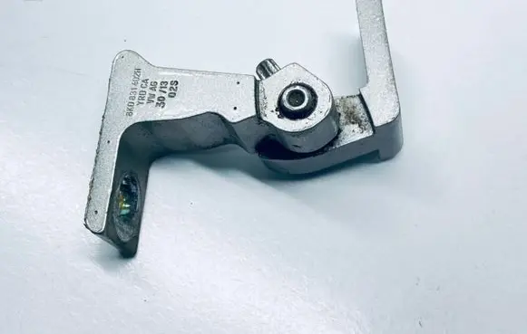 Volkswagen Jetta VI Front door upper hinge 8K0831402H