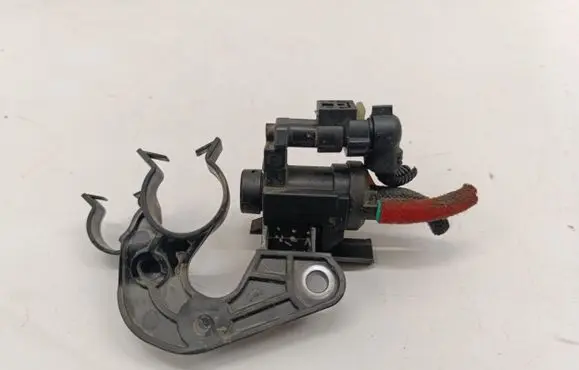 BMW 2 F44 Vacuum valve 8570591