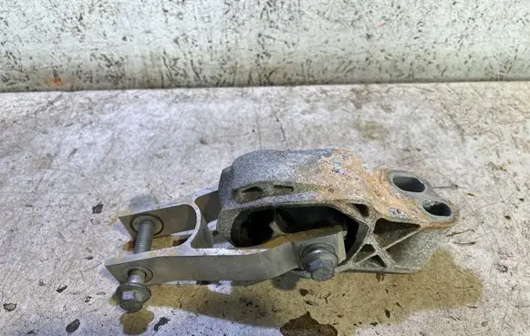 Engine mount bracket