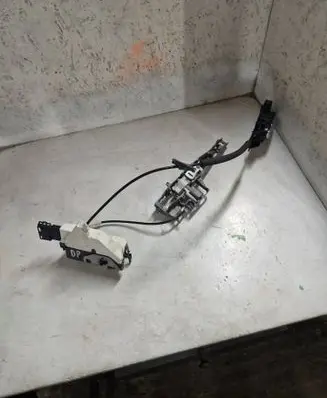 Peugeot 3008 I Front door lock 825154