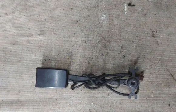 Front seatbelt buckle