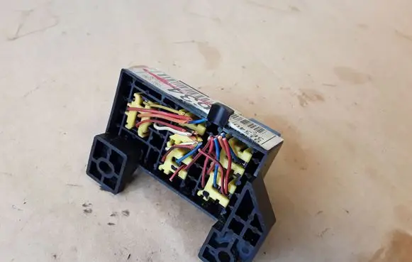 KIA Sorento Fuse module 913463E340 9522538050
